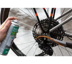 Motorex Easy Clean Ketten- Und Teilereiniger -BikeWerkstatt Verkaufsgeschäft mtorex easy clean ketten und teilreiniger im einsatz 3