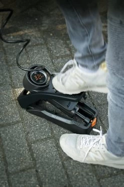 SKS Airstep Digi Fußpumpe Für E-Bikes 15 SKS Airstep Digi Fußpumpe Für E-Bikes -BikeWerkstatt Verkaufsgeschäft sks airstep digi fusspumpe im einsatz 1