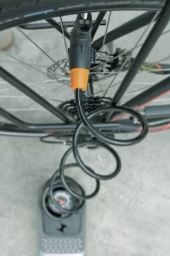 SKS Airstep Fußpumpe Für E-Bikes 14 SKS Airstep Fußpumpe Für E-Bikes -BikeWerkstatt Verkaufsgeschäft sks airstep fusspumpe im einatz 1