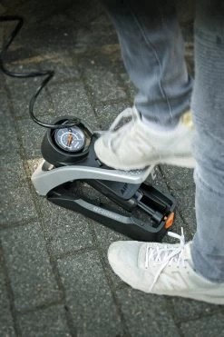 SKS Airstep Fußpumpe Für E-Bikes 15 SKS Airstep Fußpumpe Für E-Bikes -BikeWerkstatt Verkaufsgeschäft sks airstep fusspumpe im einatz 2